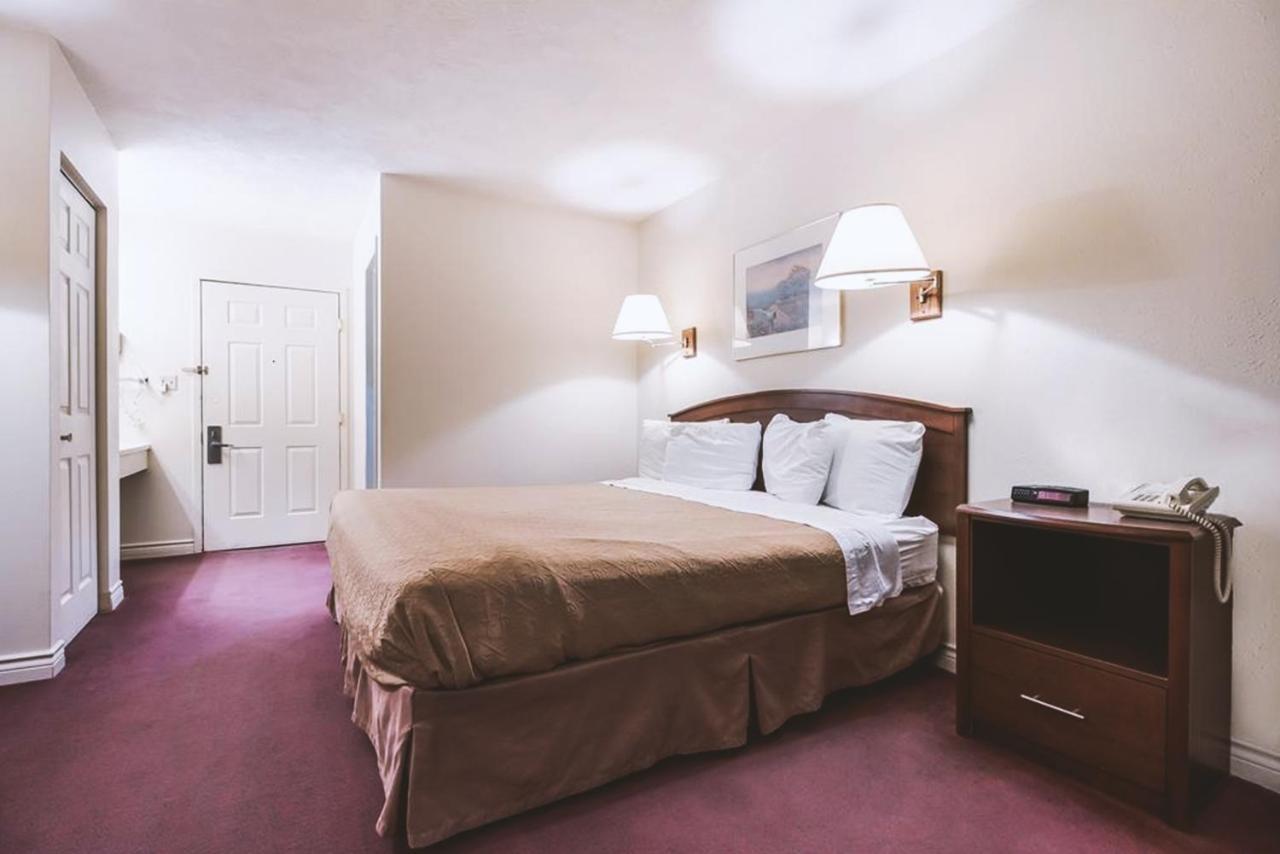 Sky-Palace Inn & Suites מק'קוק מראה חיצוני תמונה